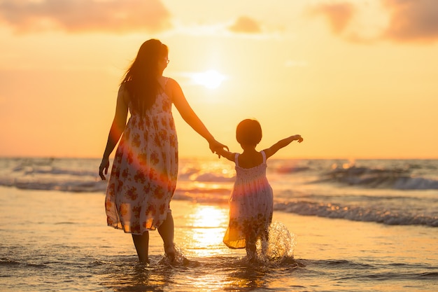 Madre con sua figlia sulla spiaggia