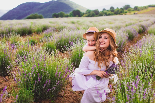 Madre con suo figlio al campo di lavanda