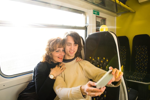 Madre con suo figlio in treno