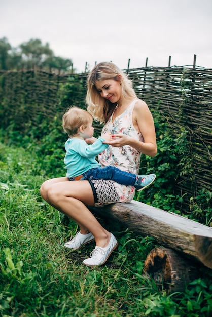 Madre con suo figlio in una passeggiata