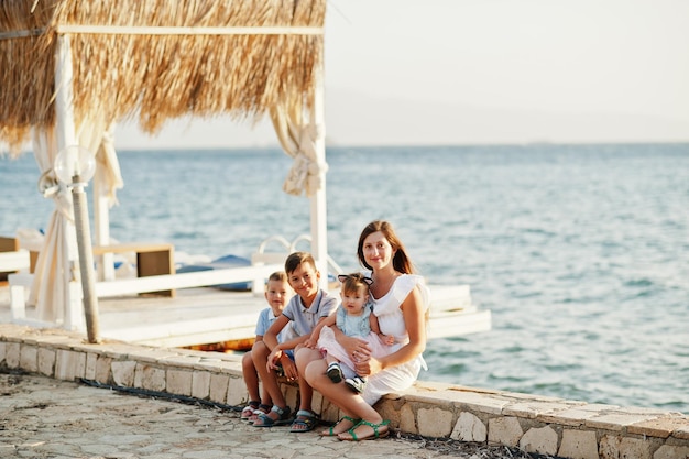 Madre con tre bambini in Turchia resort contro il Mar Mediterraneo