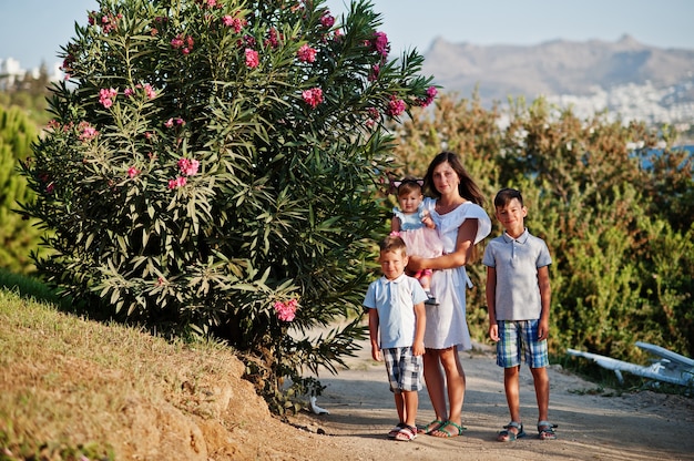 Madre con tre bambini in un resort in Turchia.