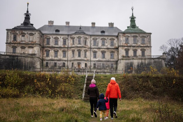 Madre con tre bambini visita il castello di Pidhirtsi regione di Lviv Ucraina Turista della famiglia