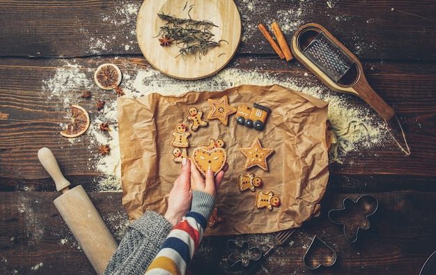 Madre con un bambino che cucina un biscotti di Natale su un tavolo