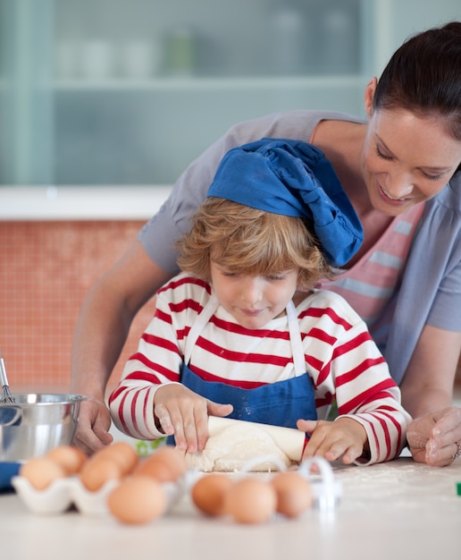 Madre contentissima e suo figlio che cuociono a casa