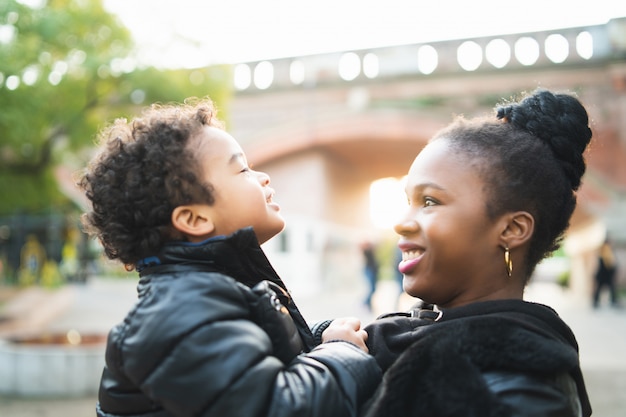 Madre dell'afroamericano con suo figlio.