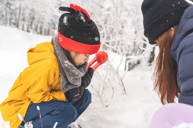 Madre e bambina divertirsi giocando in inverno