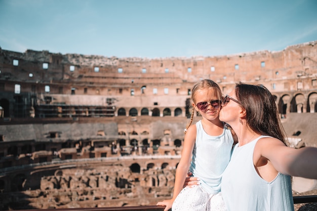 Madre e bambina felice nel luogo famoso in Europa