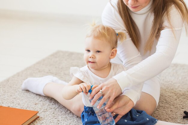 Madre e bambina sedute all'aperto