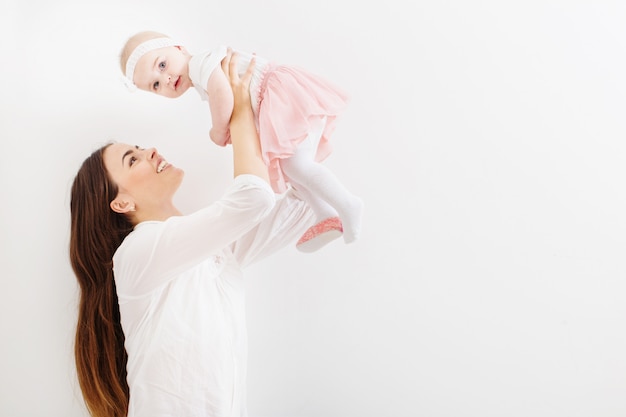 Madre e bambina su bianco