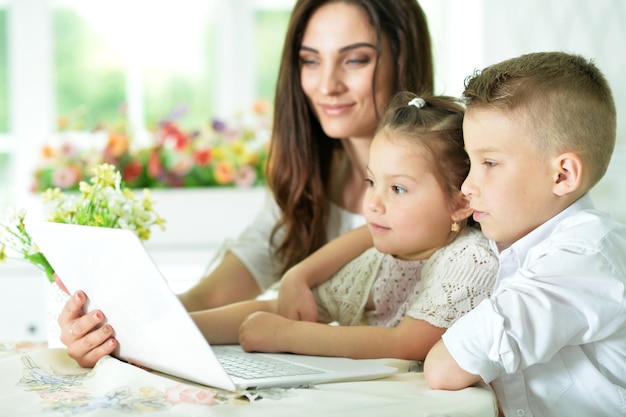 Madre e bambini con laptop