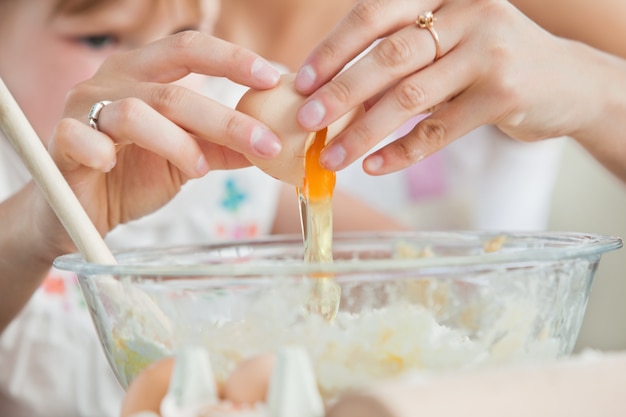 Madre e bambino carino biscotti di cottura