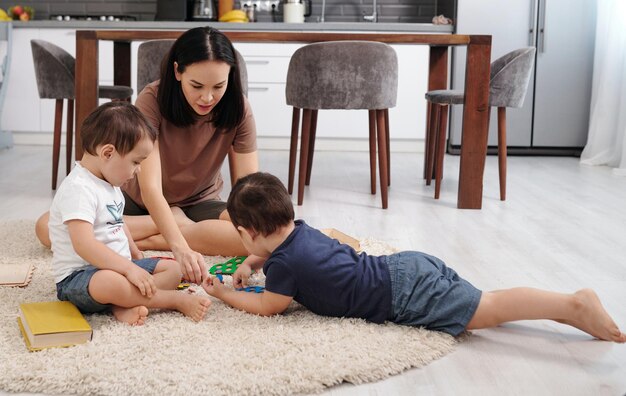 Madre e bambino che giocano gioco