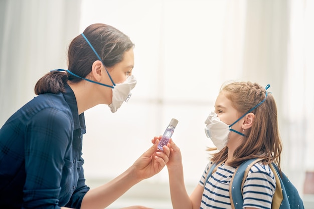 Madre e bambino che indossano mascherine