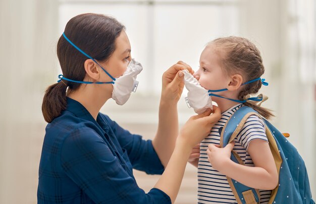 Madre e bambino che indossano mascherine