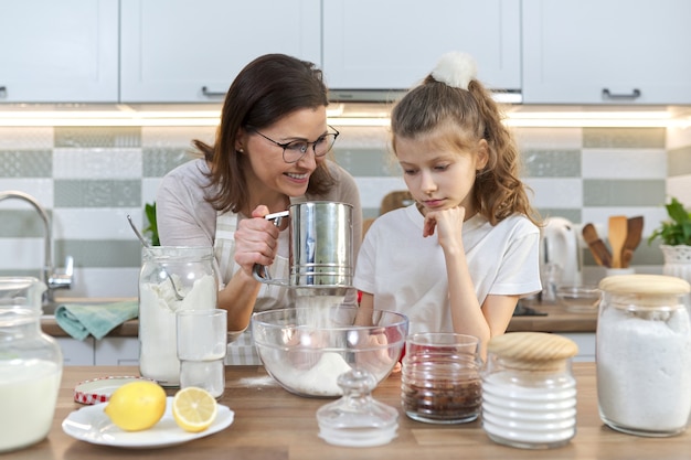 Madre e bambino che preparano panetteria insieme nella cucina di casa