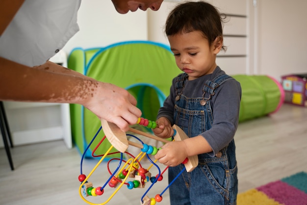 Madre e bambino che si divertono