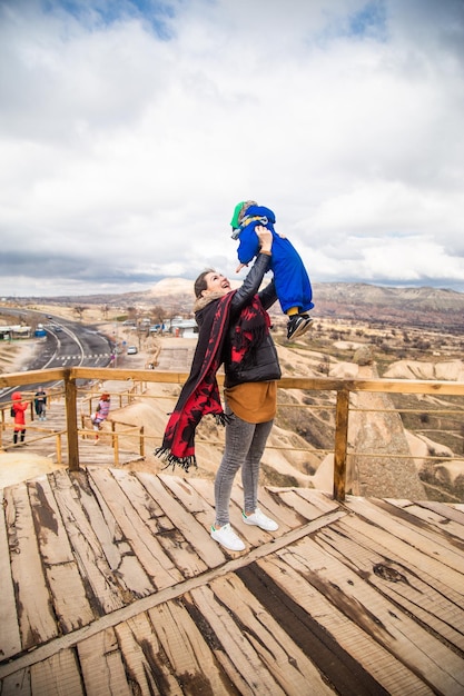 Madre e bambino che viaggiano godendo di una vacanza attiva nelle valli della Cappadocia in Turchia