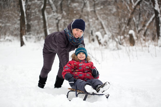 Madre e bambino felici nel parco di inverno