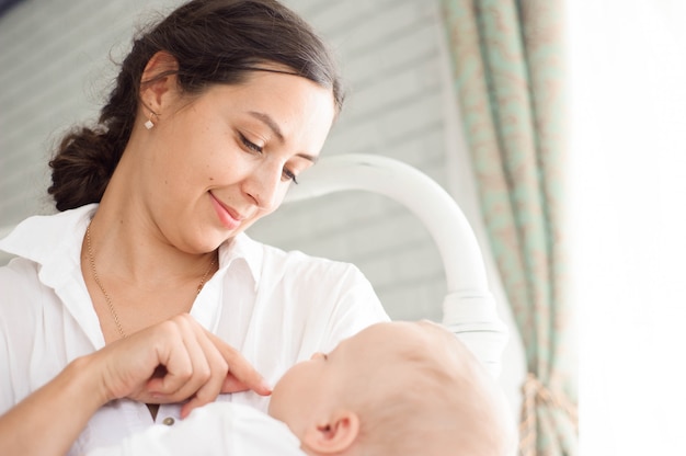 Madre e bambino giocando e abbracciando.