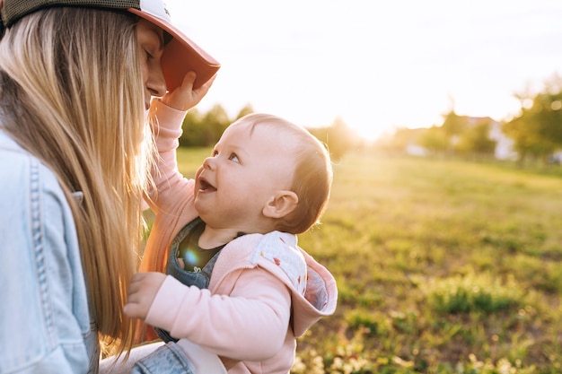 Madre e bambino giocano nel parco