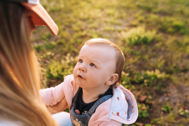 Madre e bambino giocano nel parco