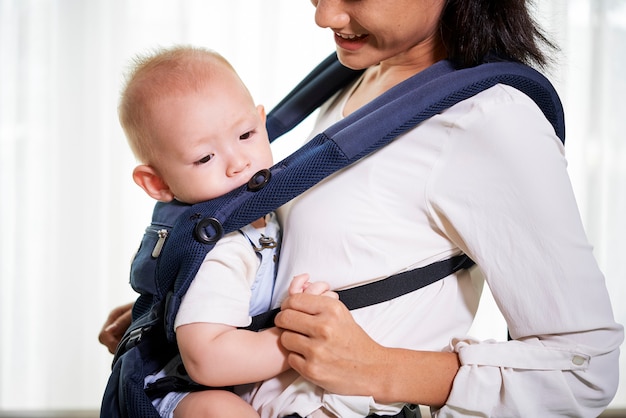 Madre e bambino in fionda