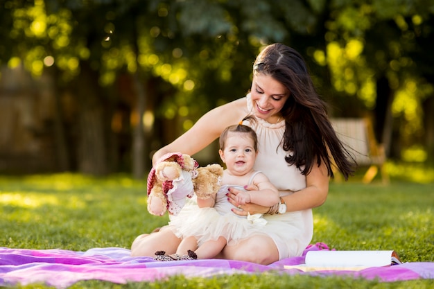 Madre e bambino nel parco estivo