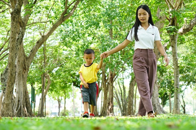 madre e bambino nel parco