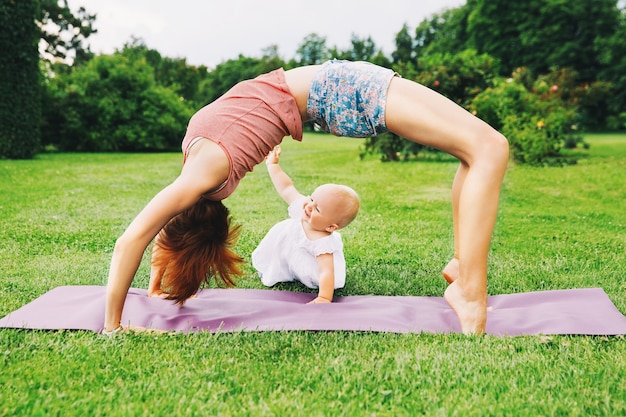 Madre e bambino nella famiglia della natura in estate parkmom e figlia che giocano insieme all'aperto