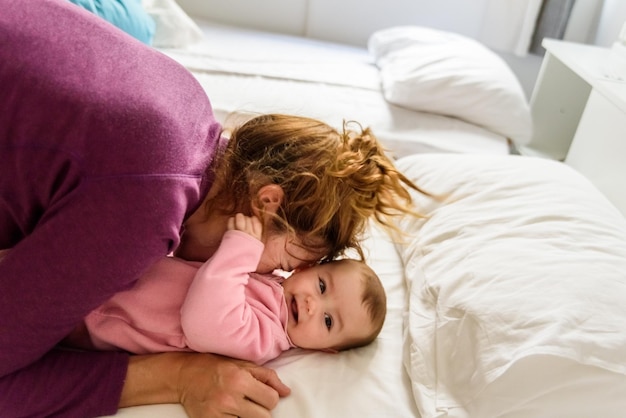 Madre e bambino sdraiati a letto a casa