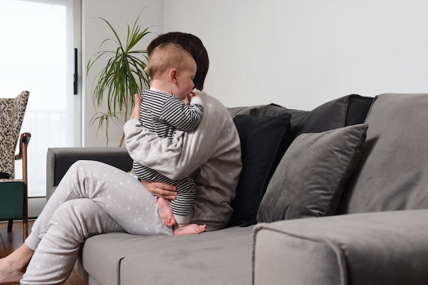 Madre e bambino seduti sul divano