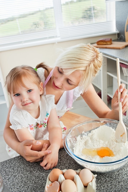 Madre e bambino sorridente che cuociono i biscotti