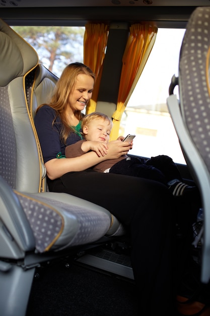 Madre e bambino stanno giocando al telefono.