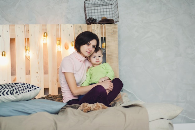 Madre e bambino sul letto