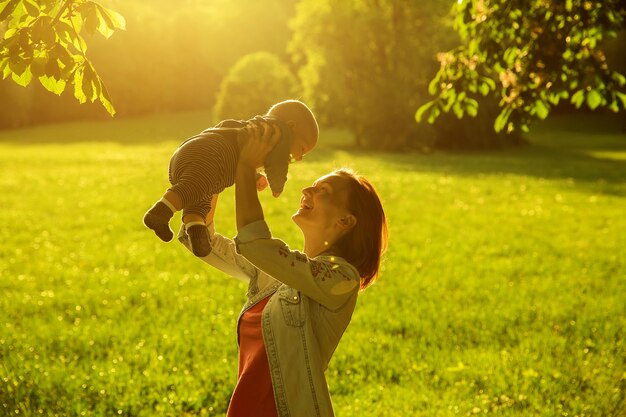 Madre e bambino sulla natura nel parco