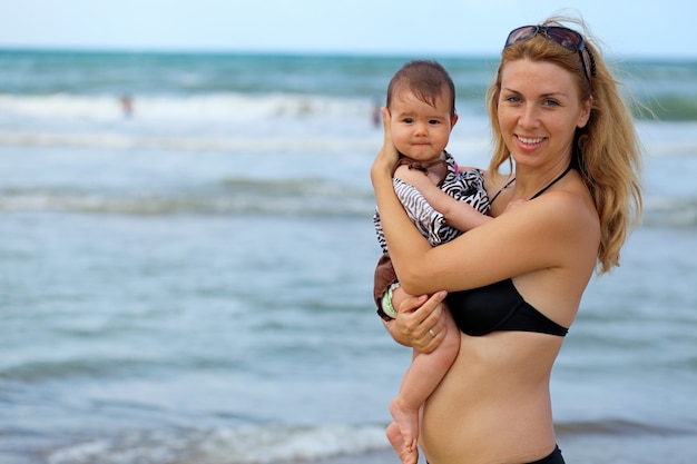 Madre e bambino sulla spiaggia