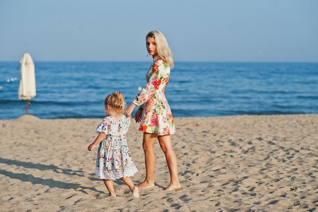 Madre e bella figlia divertendosi sulla spiaggia Ritratto di donna felice con una bambina carina in vacanza