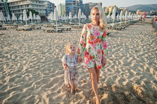 Madre e bella figlia divertendosi sulla spiaggia Ritratto di donna felice con una bambina carina in vacanza