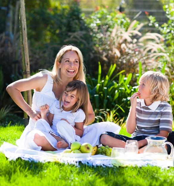 Madre e figli che hanno un picnic