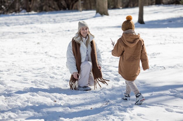 Madre e figli felici a passeggiata nel parco Famiglia felice che gioca all'aperto in tempo freddo Famiglia Maternità persone e concetto di vacanza