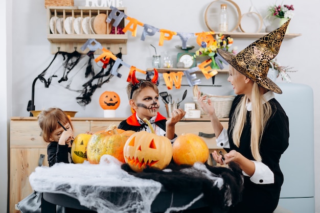 Madre e figli parlano e si divertono a casa. Halloween