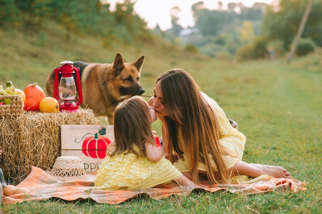 madre e figlia a un picnic con un cane