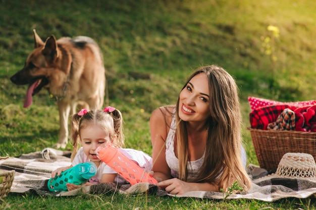 madre e figlia a un picnic con un cane