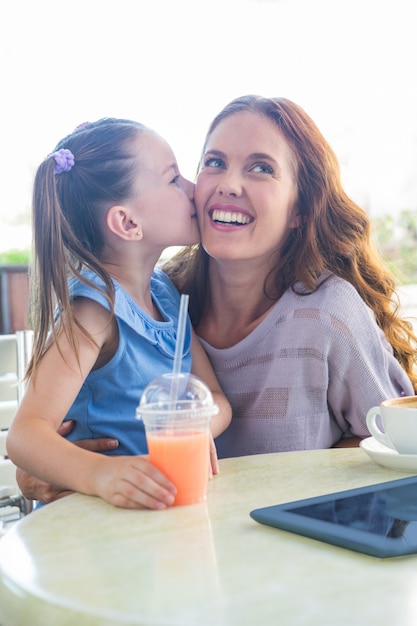 Madre e figlia al caffè sulla terrazza