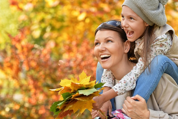 Madre e figlia all'aperto