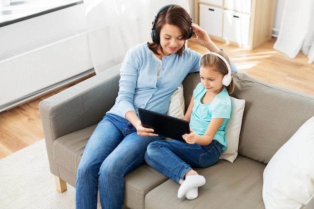 madre e figlia ascoltano la musica sul tablet