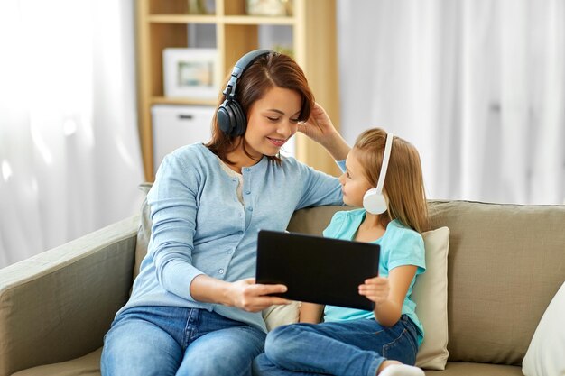 madre e figlia ascoltano la musica sul tablet