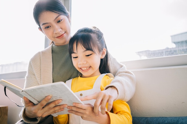 Madre e figlia asiatiche a casa insieme