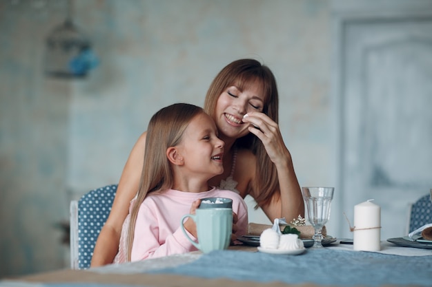 Madre e figlia bambina a casa. Genitorialità single e maternità.